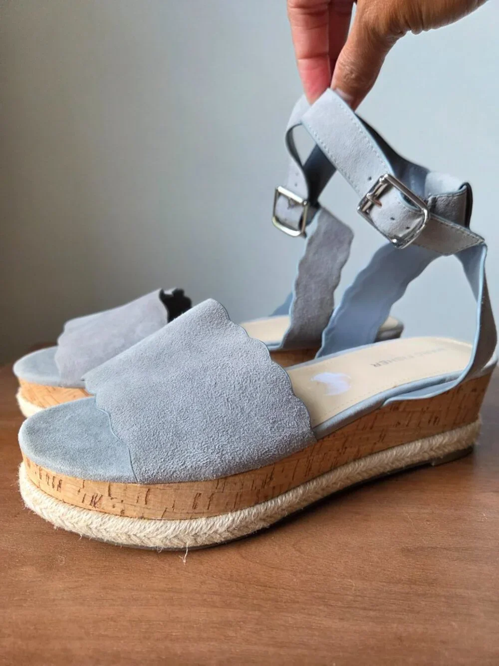 WORN ONCE MARC FISHER FAITFUL GENUINE LEATHER SCALLOPED PLATFORM SANDALS SIZE 9M
